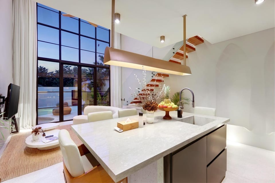 Kitchen or kitchenette, Dining area
