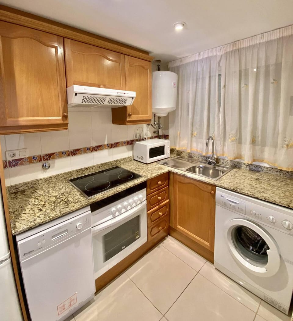 Photo of the whole room, Entertainment, dishwasher, oven, stove, laundry, kitchen