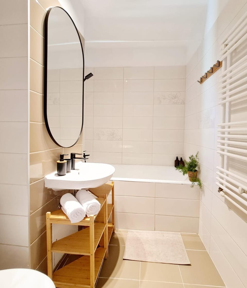 Bathroom, Bath, towels