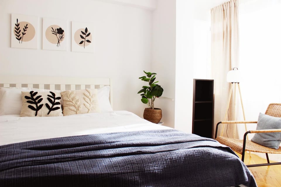 Bed, Photo of the whole room, Seating area, Bedroom