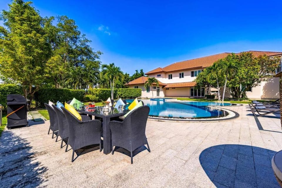 Luxurious 6 Bedroom Mansion Close To Beach CAS Villa in Thailand