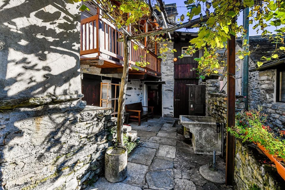 Property building, Facade/entrance, Balcony/Terrace