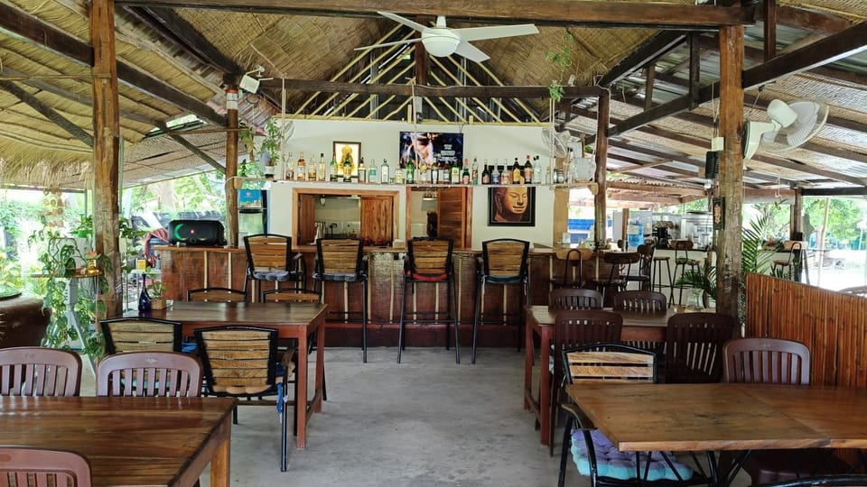 Restaurant/places to eat, Lounge or bar