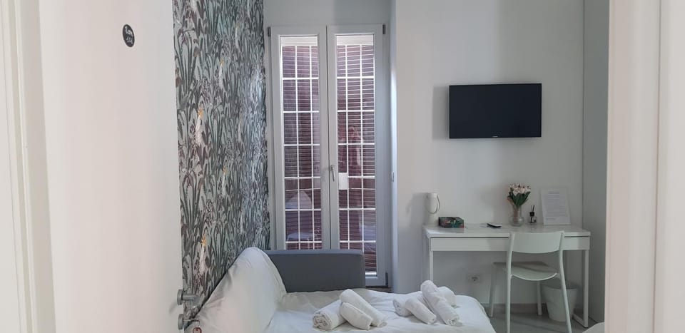 Bed, TV and multimedia, Bedroom, towels