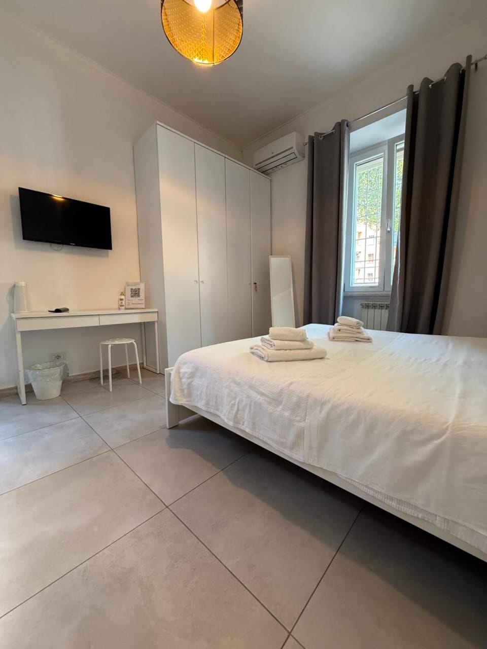 Bed, TV and multimedia, Bedroom, wardrobe, air conditioner, air conditioner