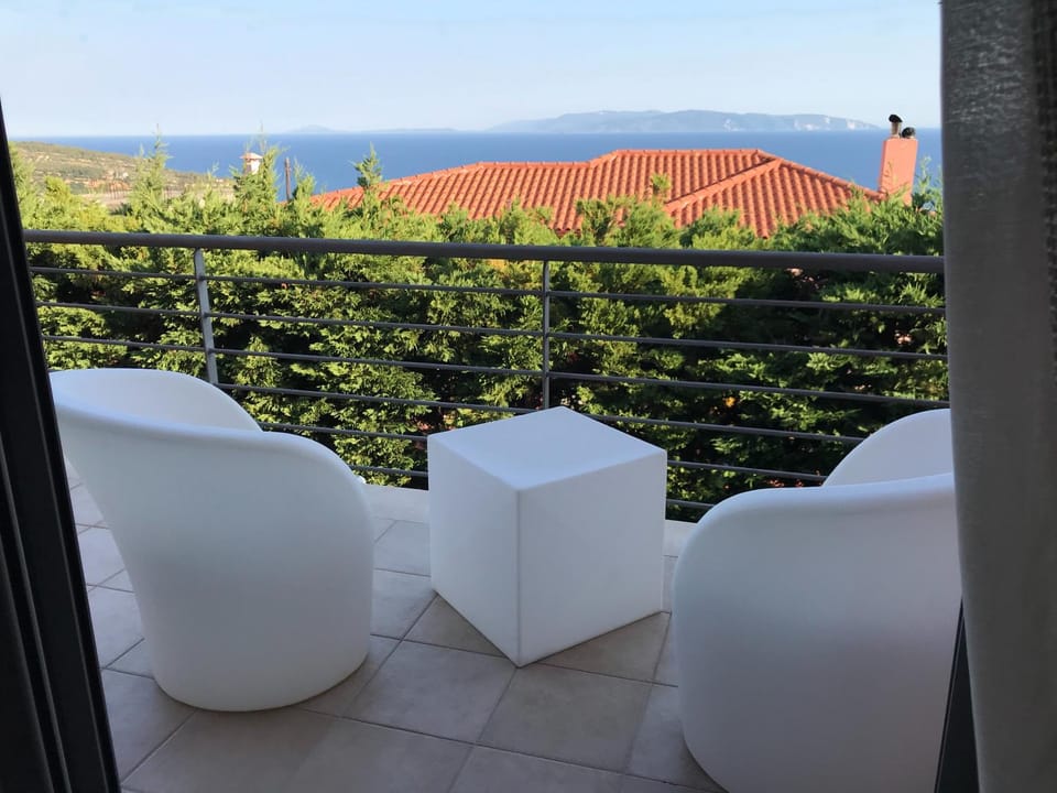 Day, View (from property/room), Balcony/Terrace, Living room, Seating area, Sea view