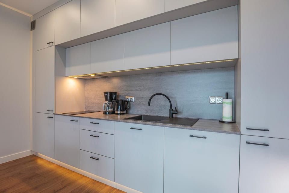 Coffee/tea facilities, Kitchen or kitchenette, stove