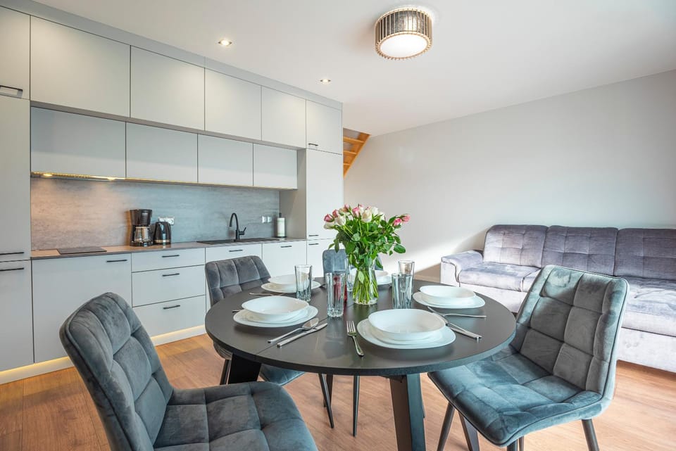 Coffee/tea facilities, Kitchen or kitchenette, Living room, Seating area, Dining area