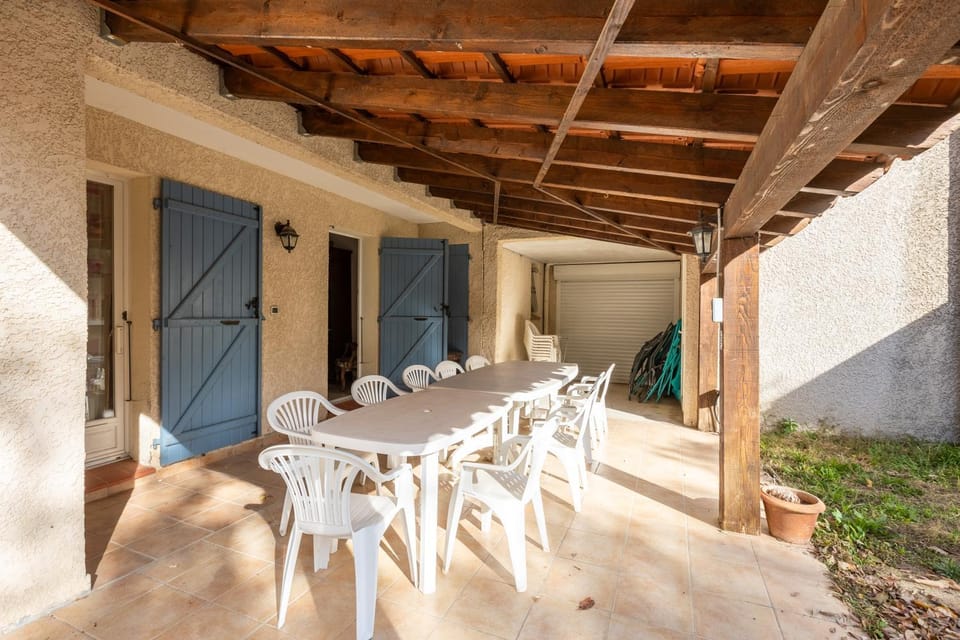 Property building, Day, Dining area