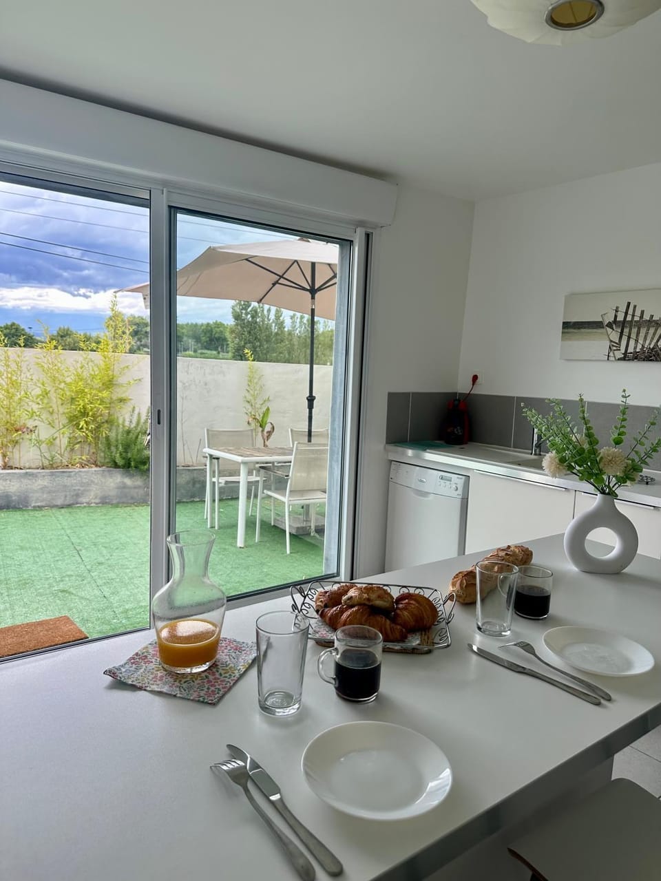 Patio, Kitchen or kitchenette, Dining area
