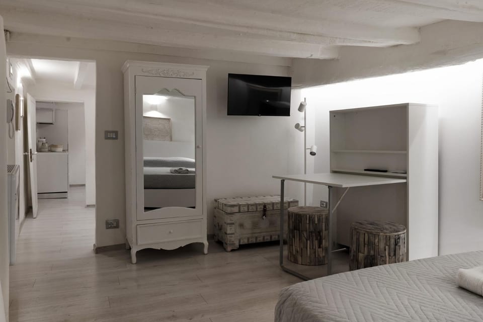 Bed, TV and multimedia, Kitchen or kitchenette, Living room, Photo of the whole room, Seating area, Bedroom, wardrobe