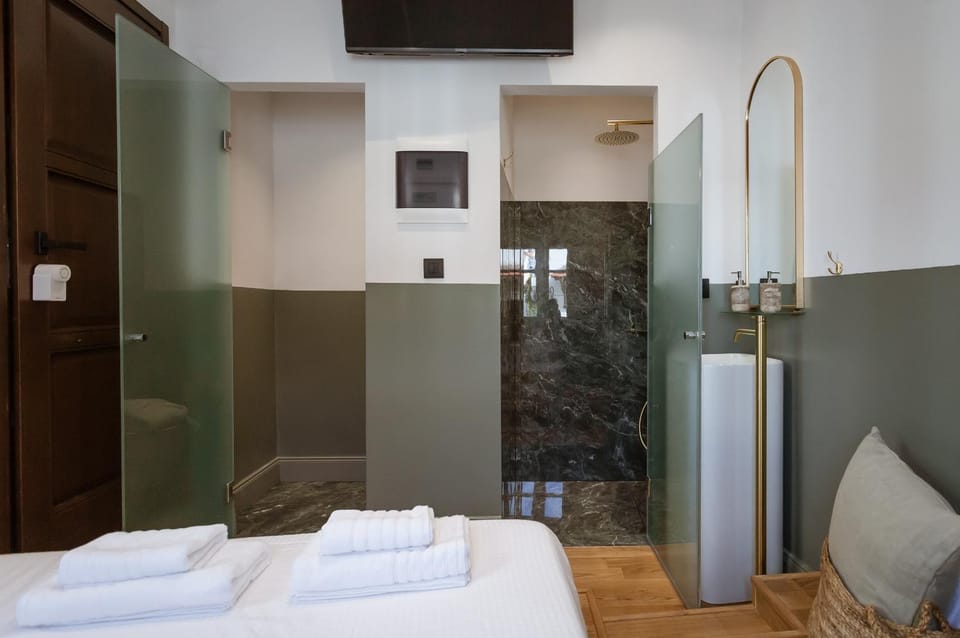 Bathroom, Photo of the whole room, Bedroom