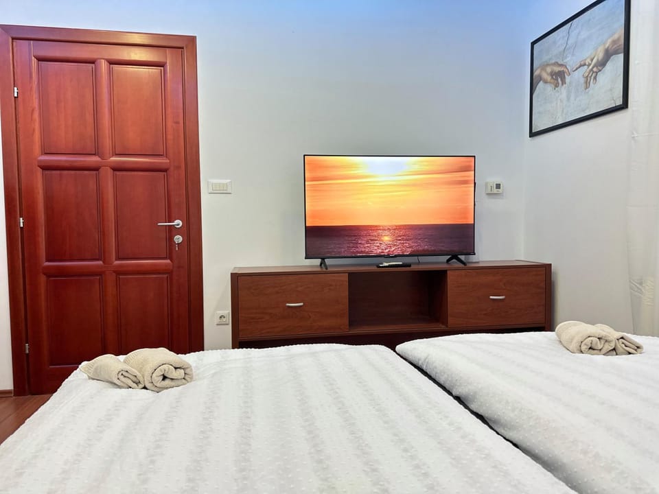 Communal lounge/ TV room, Bed, TV and multimedia, Photo of the whole room, Evening entertainment, Bedroom, wardrobe
