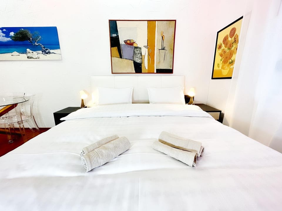 Bed, Photo of the whole room, Decorative detail, Bedroom, towels
