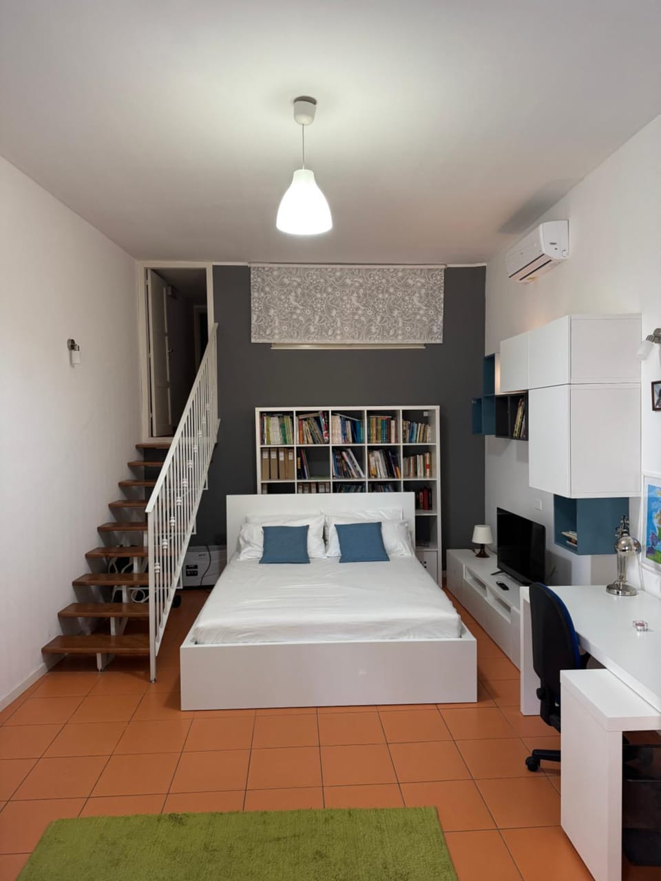 Bed, TV and multimedia, Seating area, Bedroom