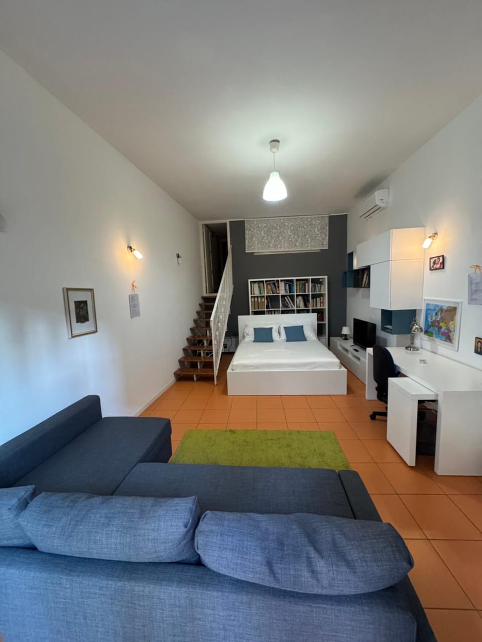 Bed, TV and multimedia, Living room, Photo of the whole room, Seating area, Bedroom