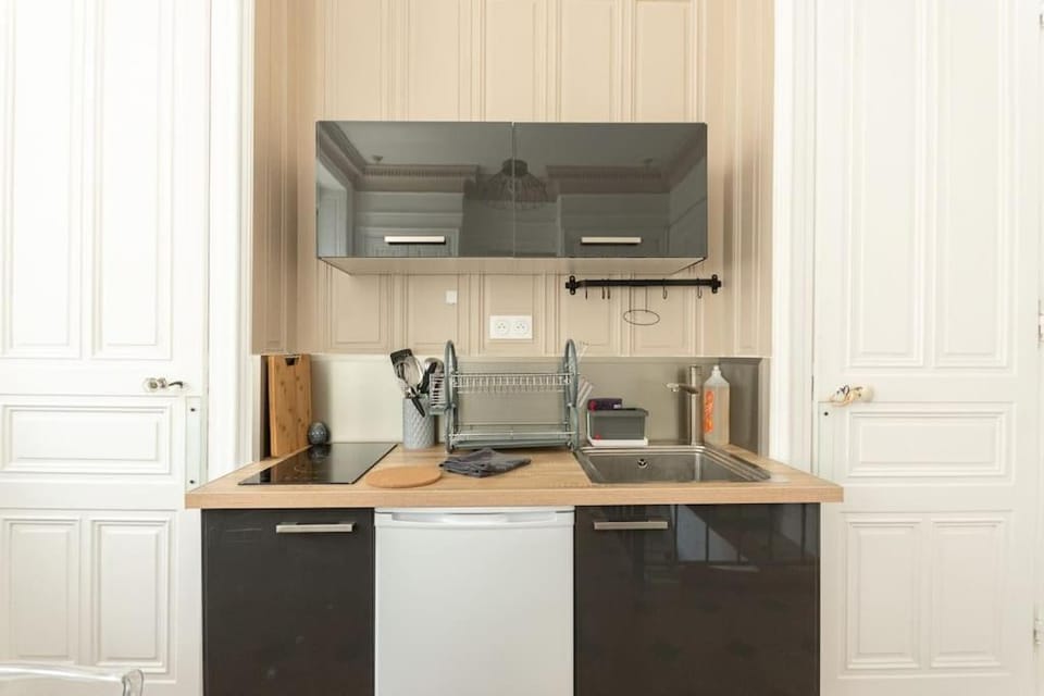 Kitchen or kitchenette, minibar, stove