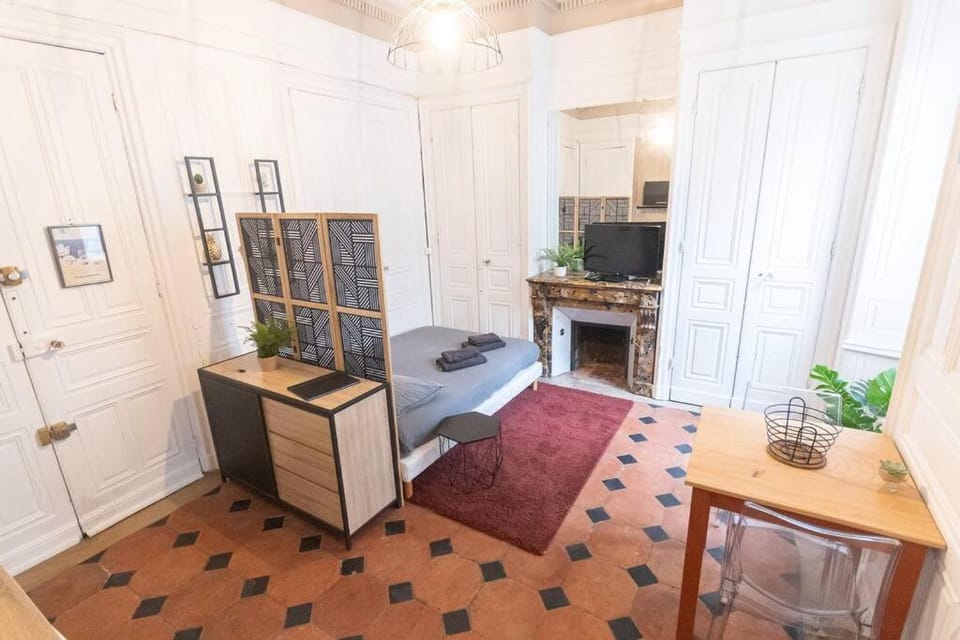 TV and multimedia, Kitchen or kitchenette, Living room, Seating area, hair dresser, wardrobe