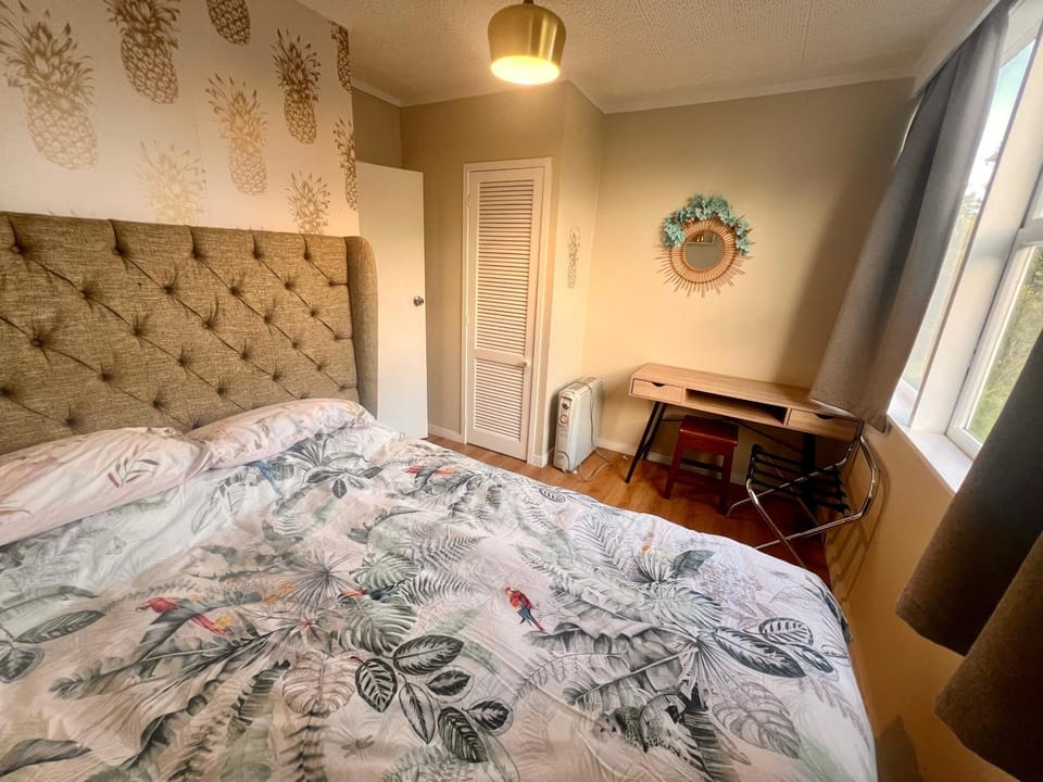 Bed, Photo of the whole room, Bedroom