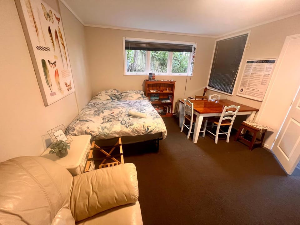 Bed, Living room, Photo of the whole room, Seating area, Dining area, Bedroom
