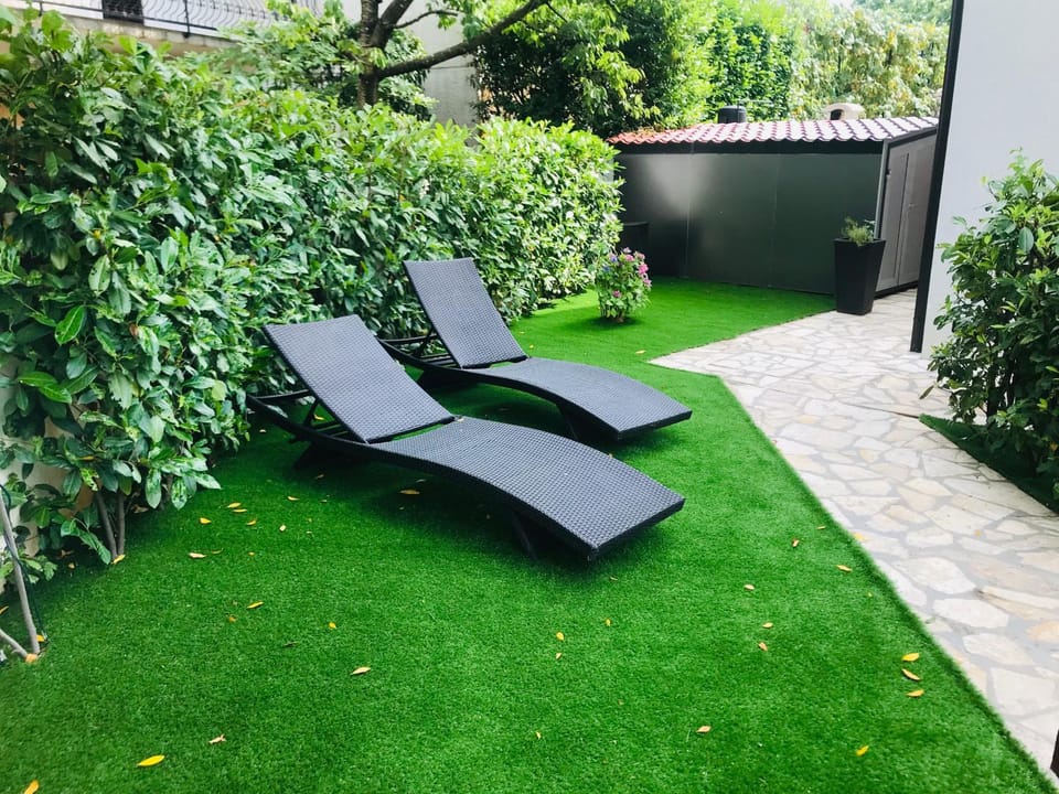 Patio, Day, Garden, sunbed