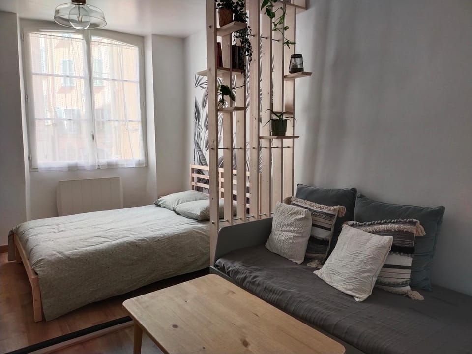 Bed, Living room, Bedroom