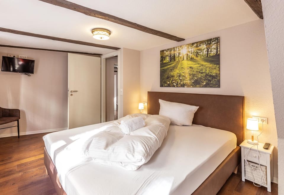 Bed, TV and multimedia, Bedroom, towels
