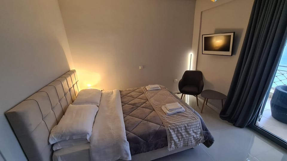 Bed, TV and multimedia, Bedroom