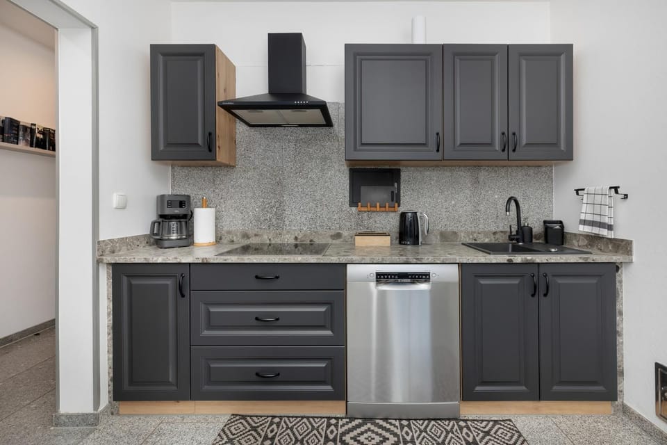 Coffee/tea facilities, dishwasher, stove, kitchen