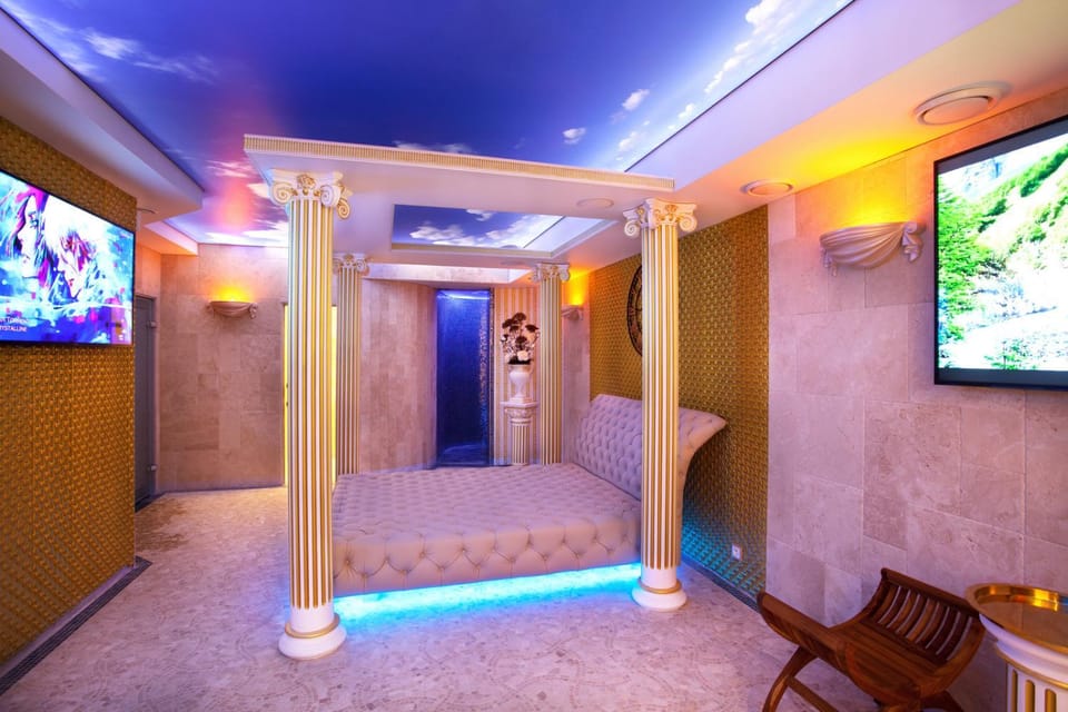 Shower, Communal lounge/ TV room, Bed, TV and multimedia