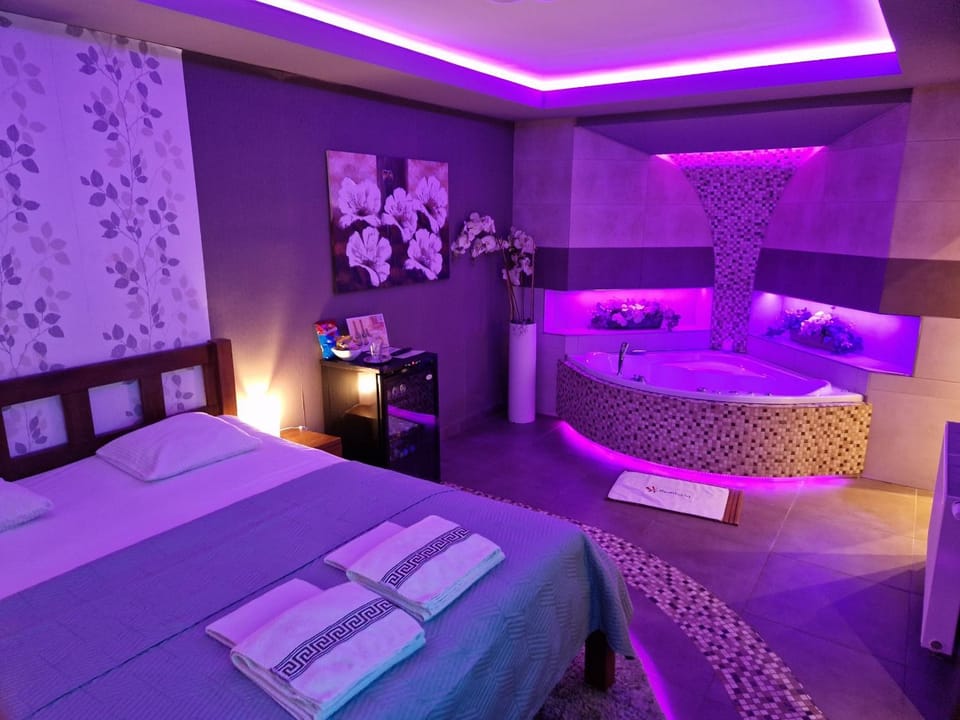 Bed, Hot Tub, Photo of the whole room, oven