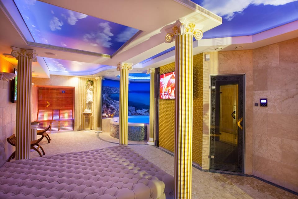 Bed, Hot Tub, Sauna, Steam room, Photo of the whole room