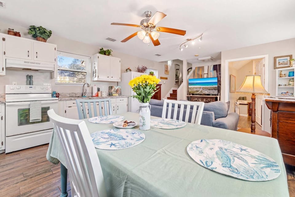 Beach Barn - 5min to Pcola Beach , Full Kitchen House in Gulf Breeze