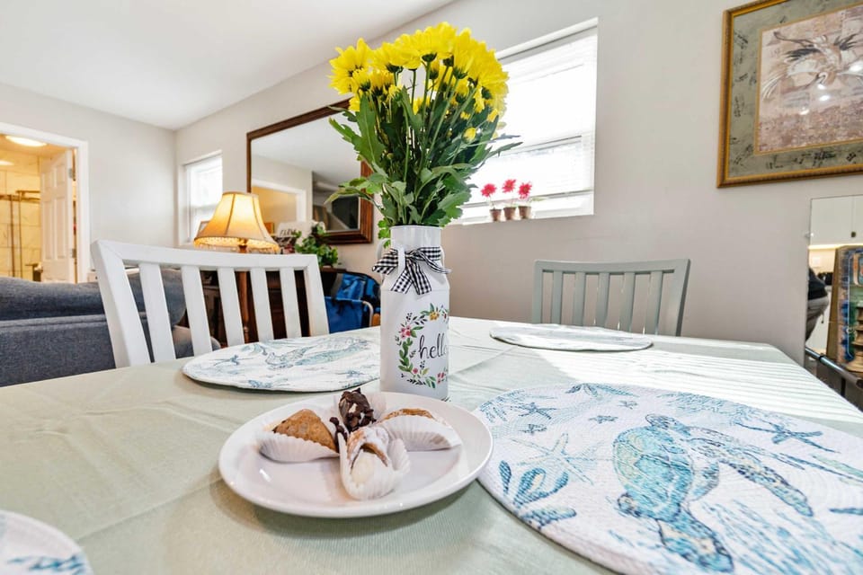 Beach Barn - 5min to Pcola Beach , Full Kitchen House in Gulf Breeze