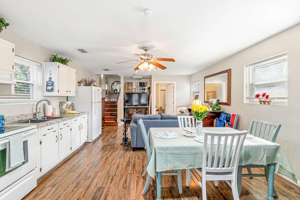 Beach Barn - 5min to Pcola Beach , Full Kitchen House in Gulf Breeze