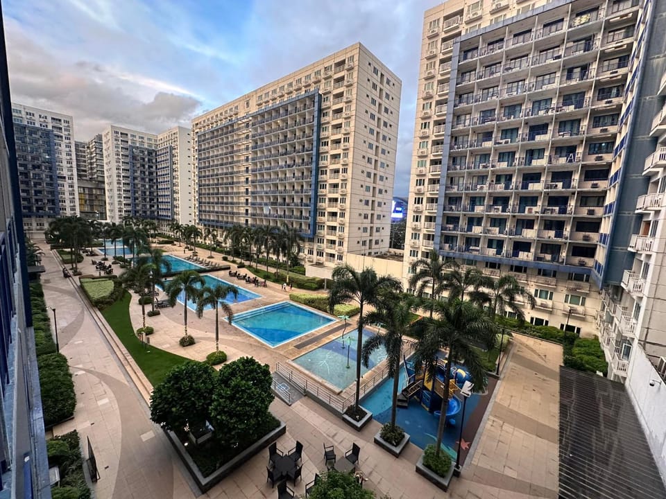 Property building, Day, Neighbourhood, Pool view, Swimming pool
