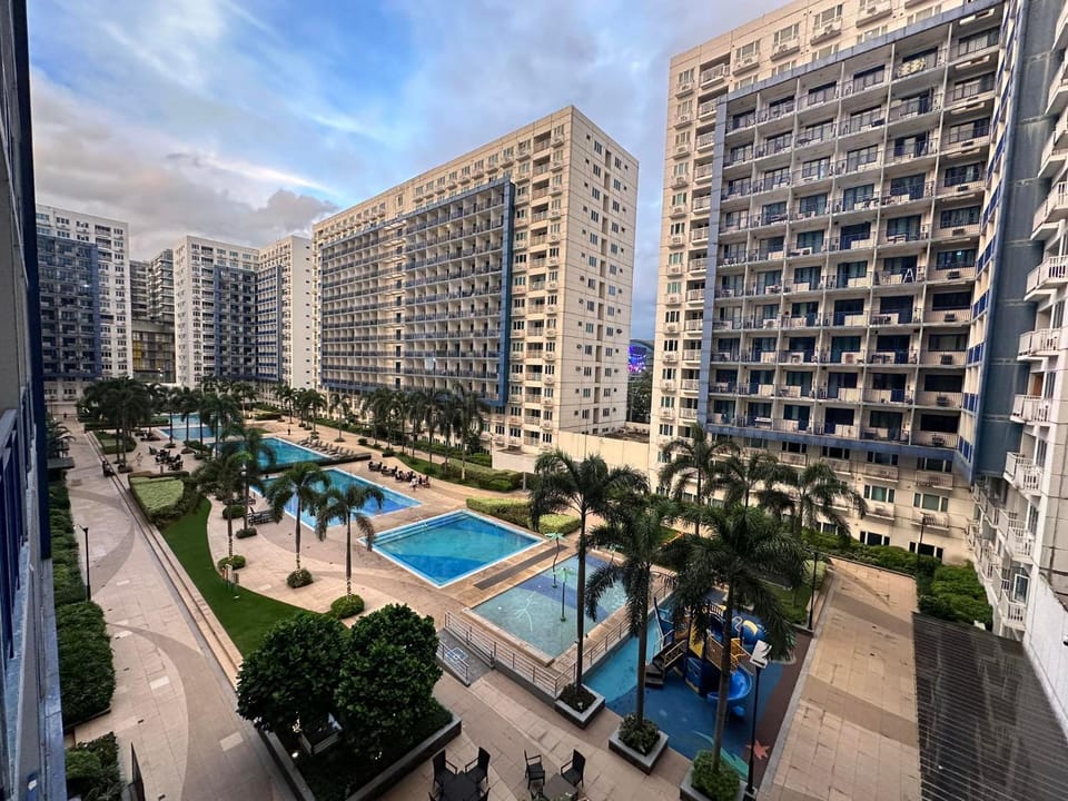 Property building, Day, Pool view, Swimming pool
