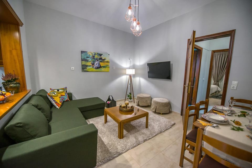 Bed, TV and multimedia, Living room, Seating area, Dining area, Evening entertainment