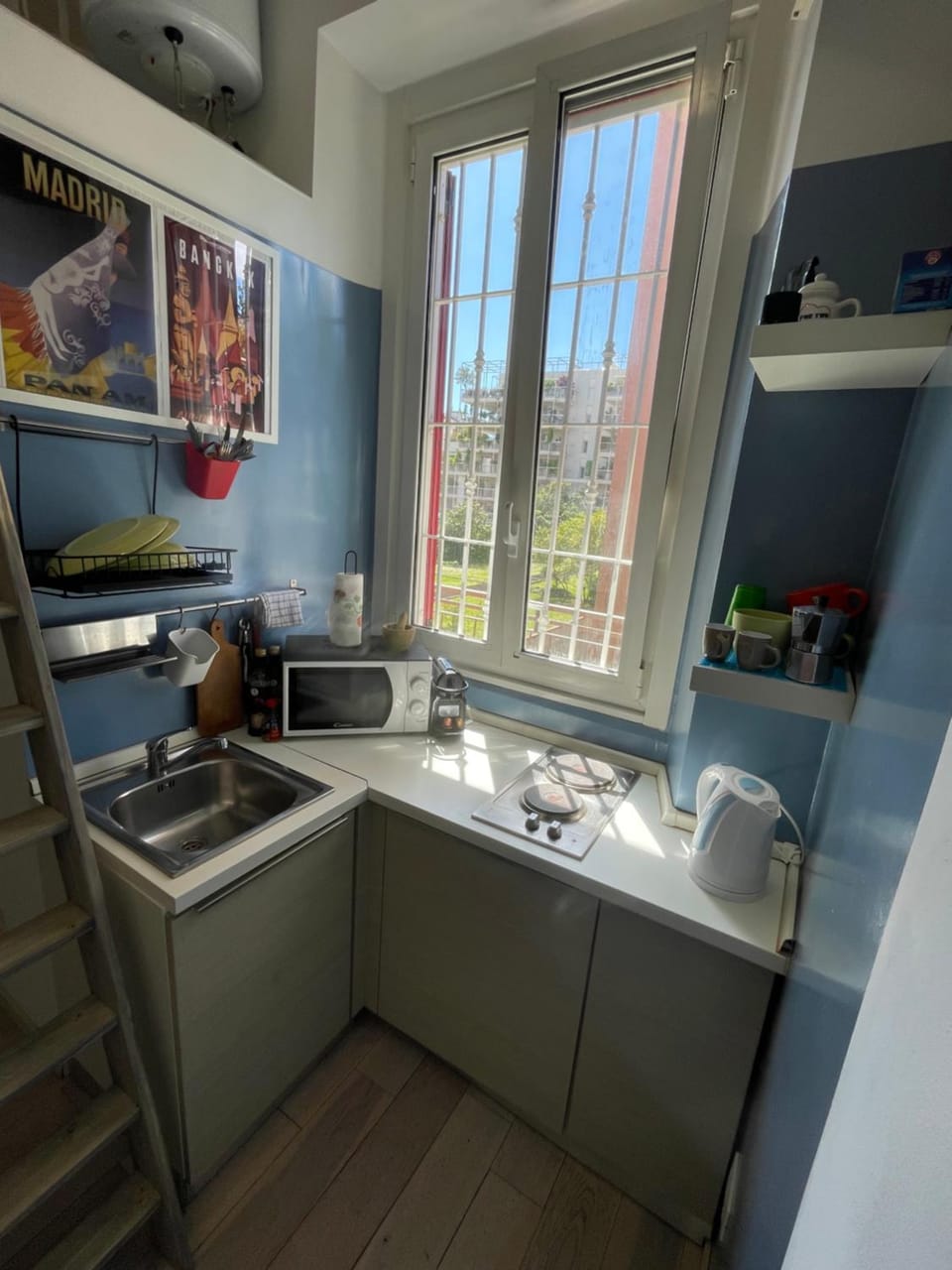 Kitchen or kitchenette, minibar, stove