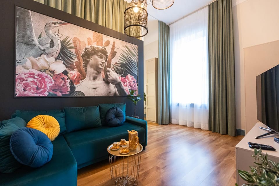 Bed, TV and multimedia, Living room, Seating area