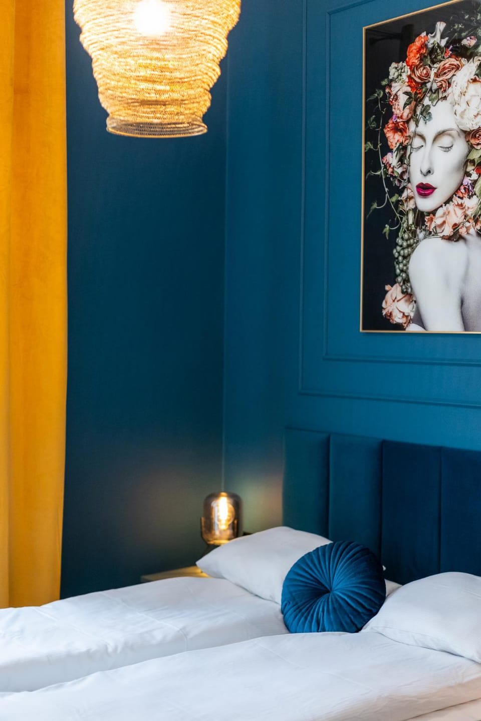 Bed, Photo of the whole room, Decorative detail, Bedroom