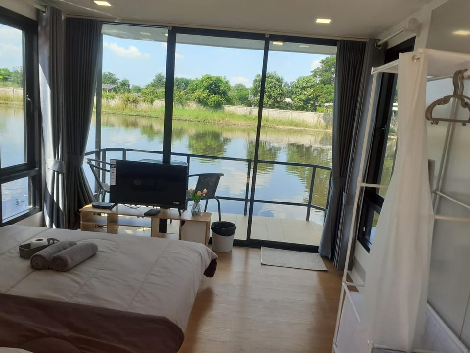 ริมกว๊านชาเลย์ รีสอร์ทแอนด์คาเฟ่ Rimkwan Chalay Resort and Cafe Chalet in Thailand