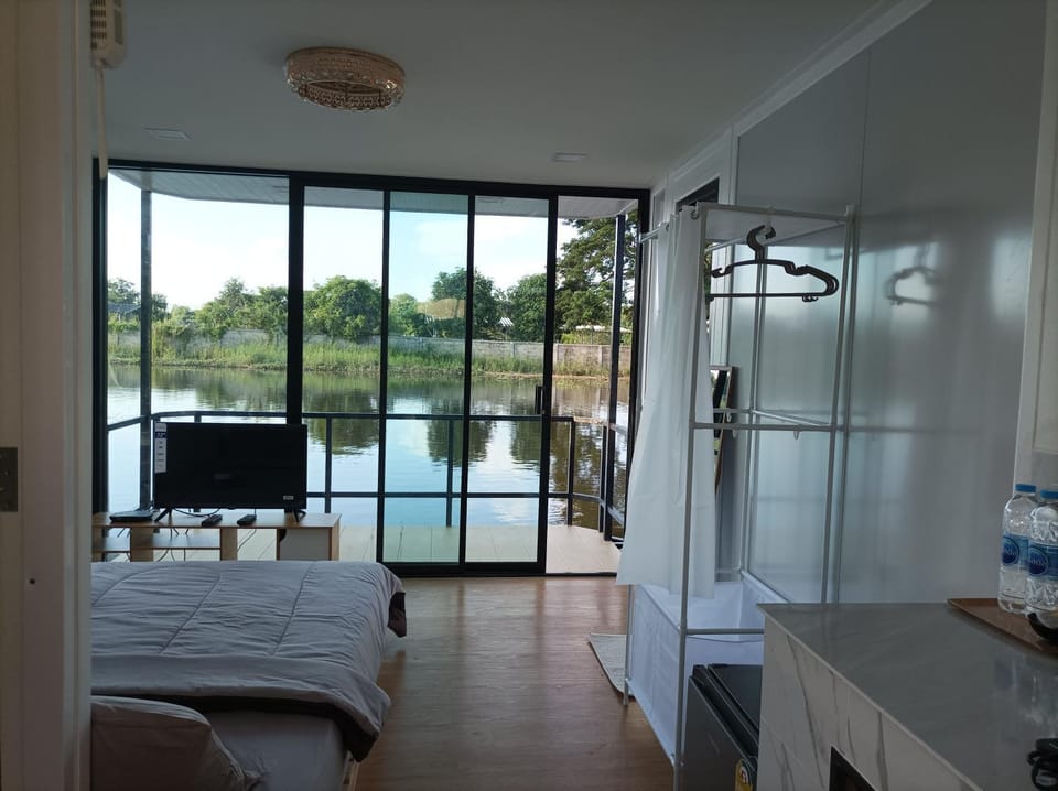 ริมกว๊านชาเลย์ รีสอร์ทแอนด์คาเฟ่ Rimkwan Chalay Resort and Cafe Chalet in Thailand