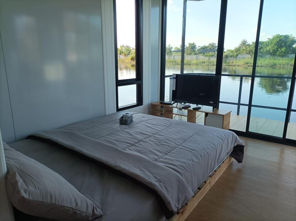 ริมกว๊านชาเลย์ รีสอร์ทแอนด์คาเฟ่ Rimkwan Chalay Resort and Cafe Chalet in Thailand