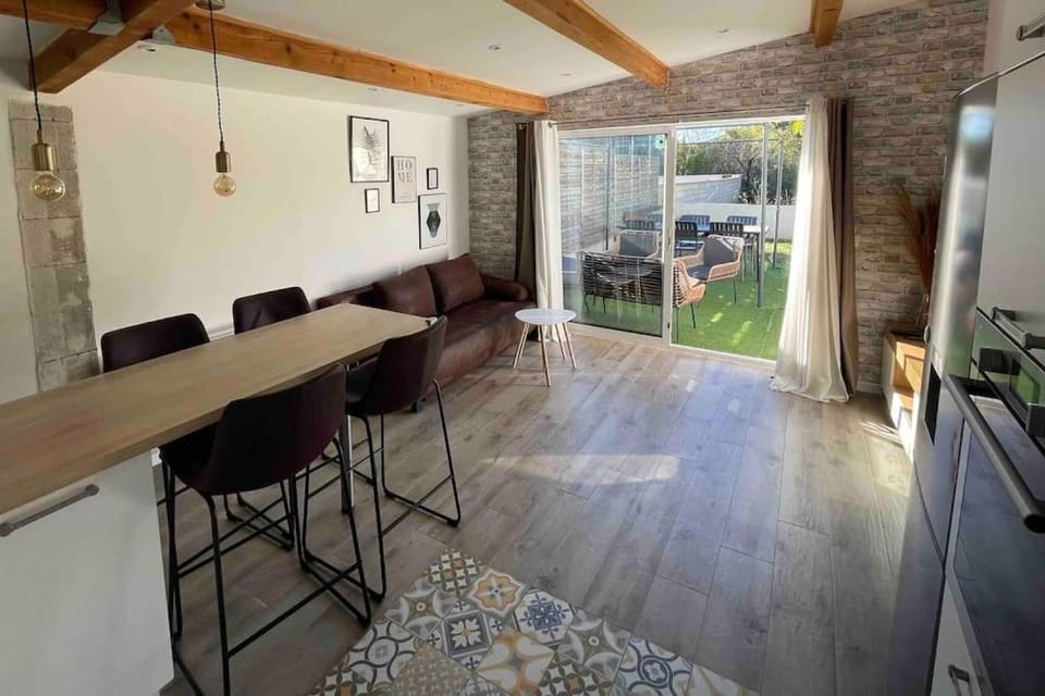 Seating area, Dining area
