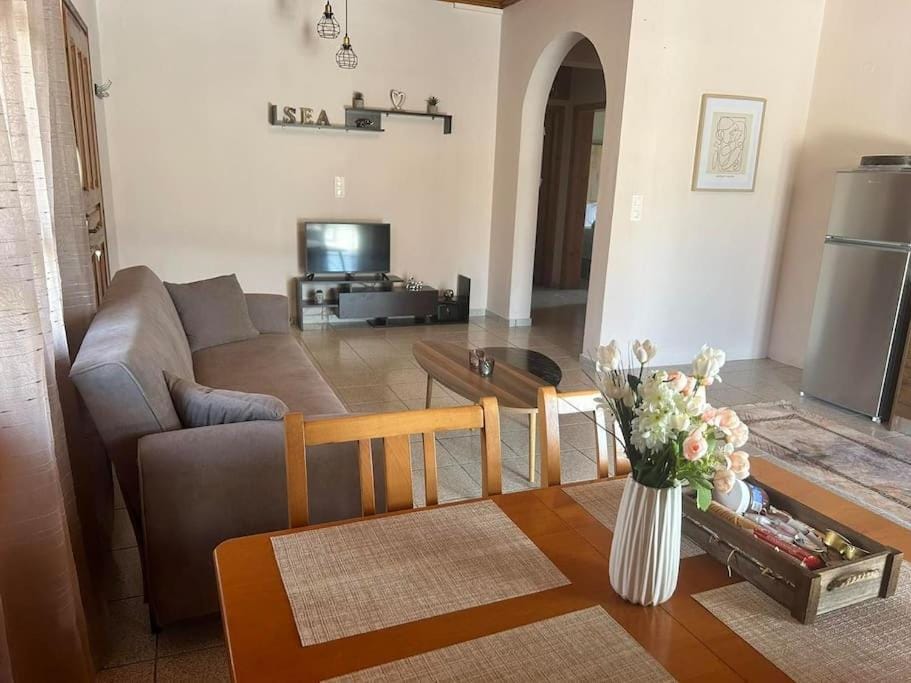 TV and multimedia, Kitchen or kitchenette, Living room, Seating area, Dining area