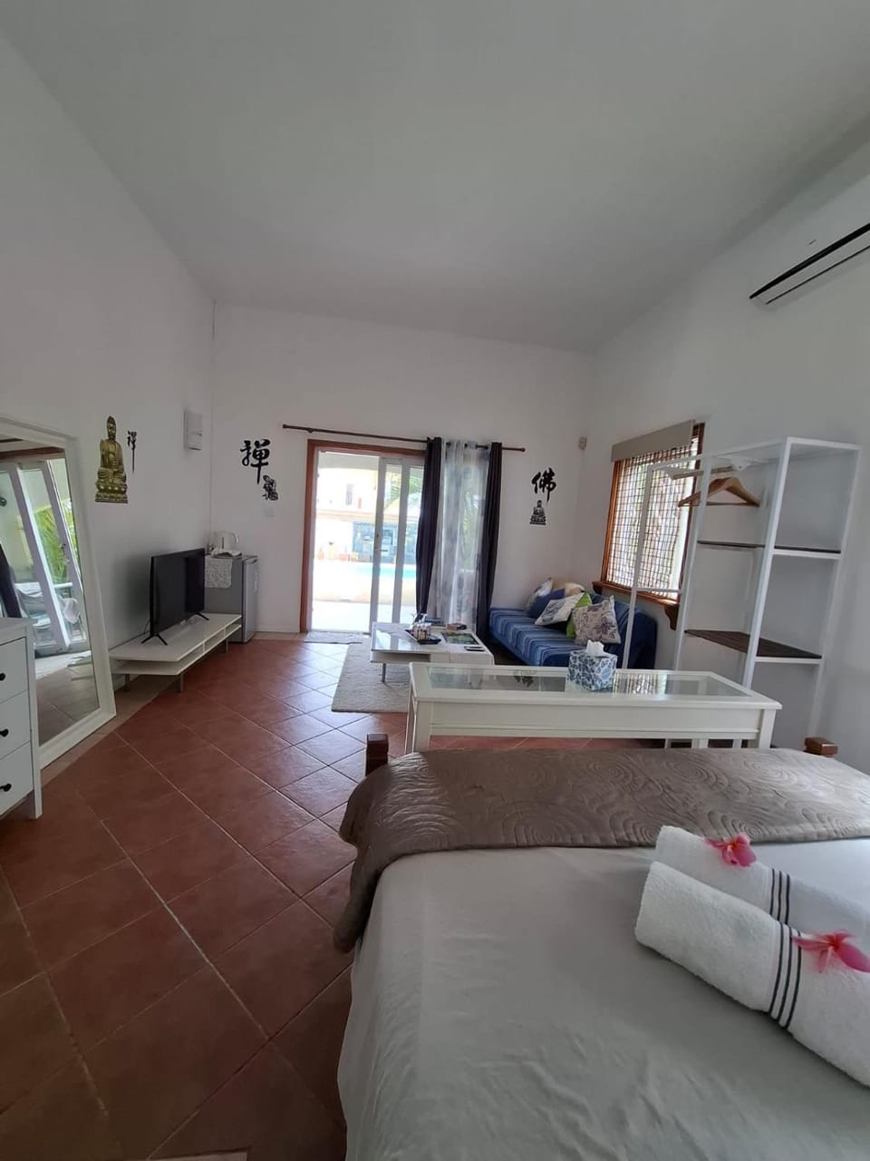 Photo of the whole room, Bedroom