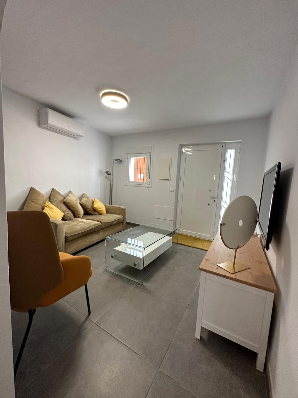 TV and multimedia, Living room, Seating area, air conditioner