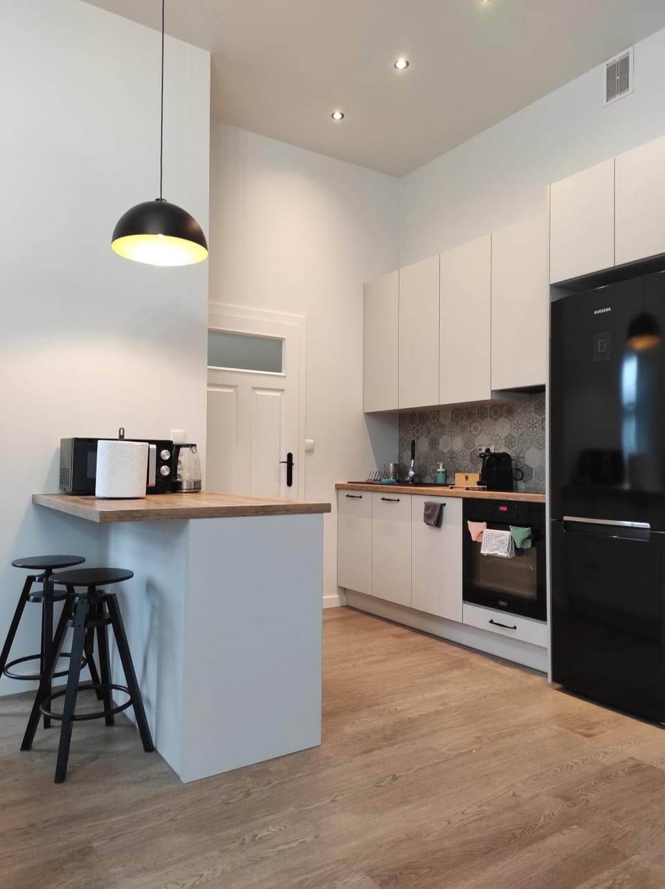 Coffee/tea facilities, Kitchen or kitchenette, Dining area, dishwasher, microwave, stove