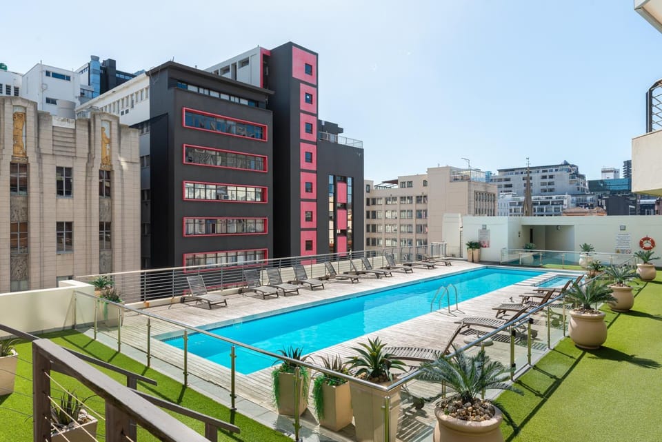 Beautiful Apartment with Pool, Parking and King Bed in Historic Cape Town City Centre Apartment in Cape Town